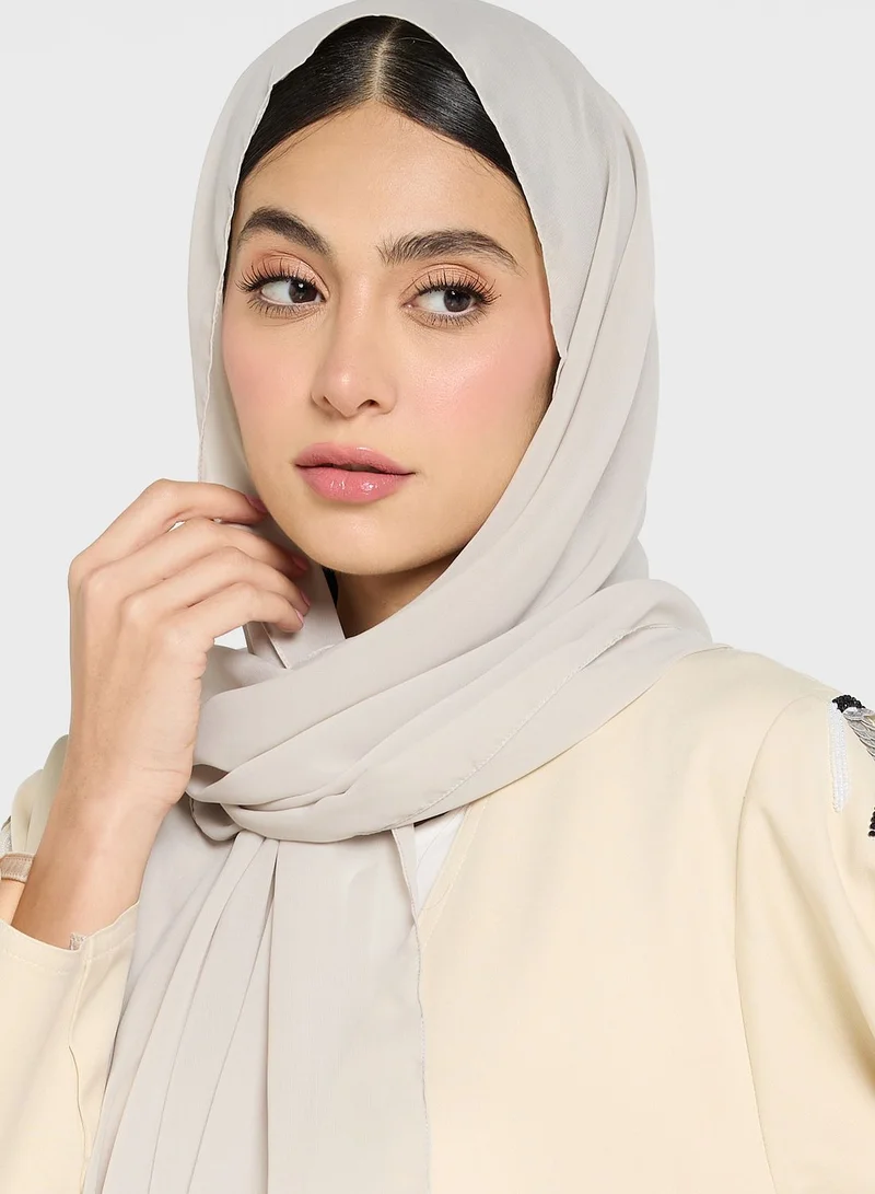 هيا كلوزيت عباية بتفاصيل مزخرفة