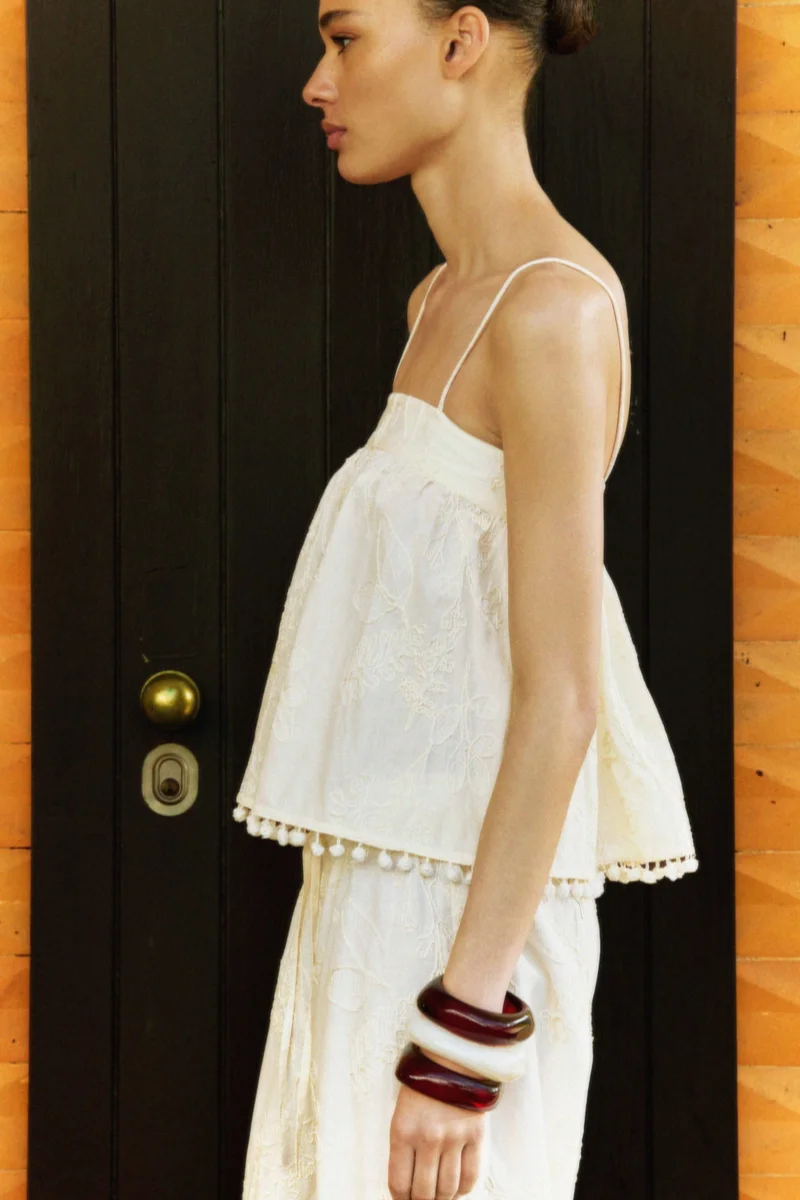 اتش اند ام بلوزة بحمالات كتف مطرزة