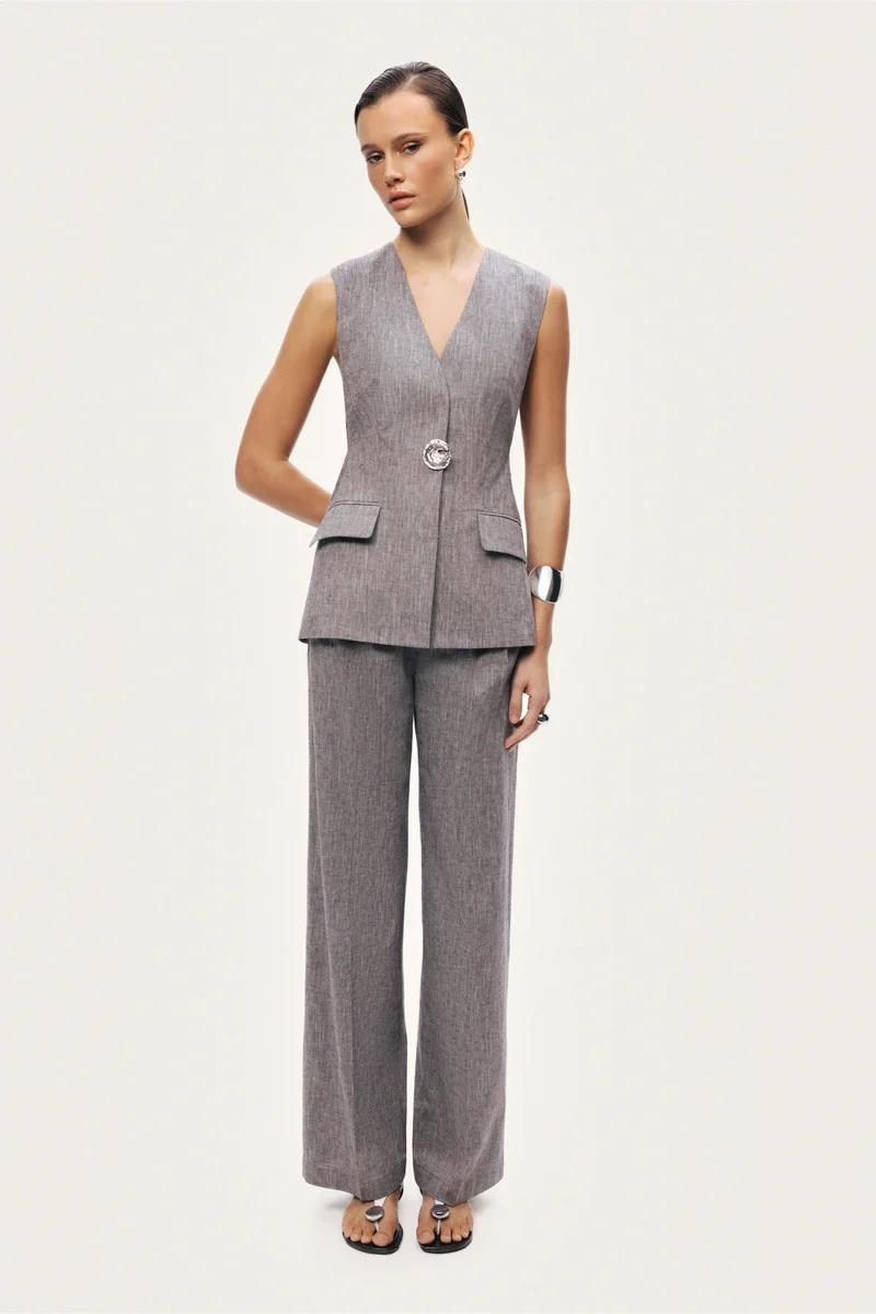 نوكتورن A sharply tailored sleeveless vest designed with a sculpted silhouette and refined detailing, offering a modern take on classic suiting for polished day-to-evening looks.– True to size– Slim fit– Sleeveless design– Perfectly styled with matching tailored pants or skirts– Model is 5'11" (180 cm) tall with a 32.5" bust, 24.5" waist, and 36" hips, wearing a size S
