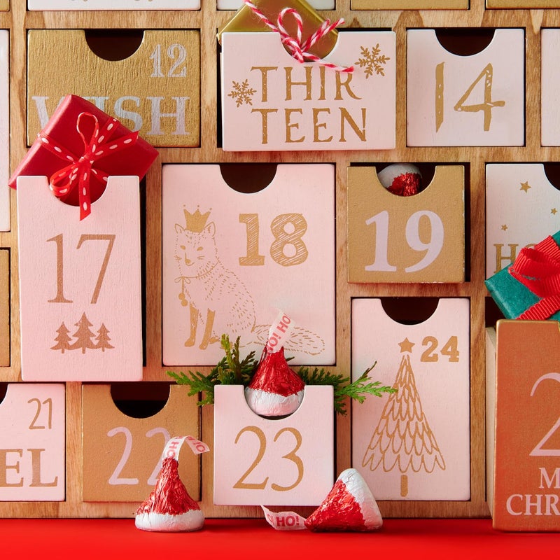 HERSHEY'S KISSES Milk Chocolate Santa Hat, Christmas Candy Bag, 10.1 oz - Image 4