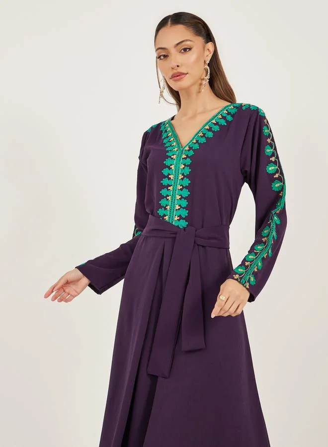 ستايلي جلابية A-Line مطرزة بتفاصيل ربط من Styli