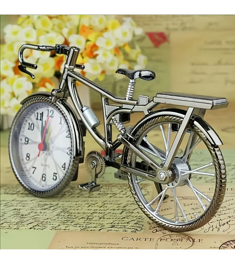 ساعة منبه عتيقة على شكل دراجة هوائية، لون أسود وذهبي، تصميم مبتكر لديكور السرير والطاولة، مع 12 رقمًا عربيًا واضحًا وسهل القراءة، مصنوعة من بلاستيك ABS بلمسة نهائية غير لامعة، مقاس 8.66 × 5.12 بوصة، بدون بطاريات. - Image 2