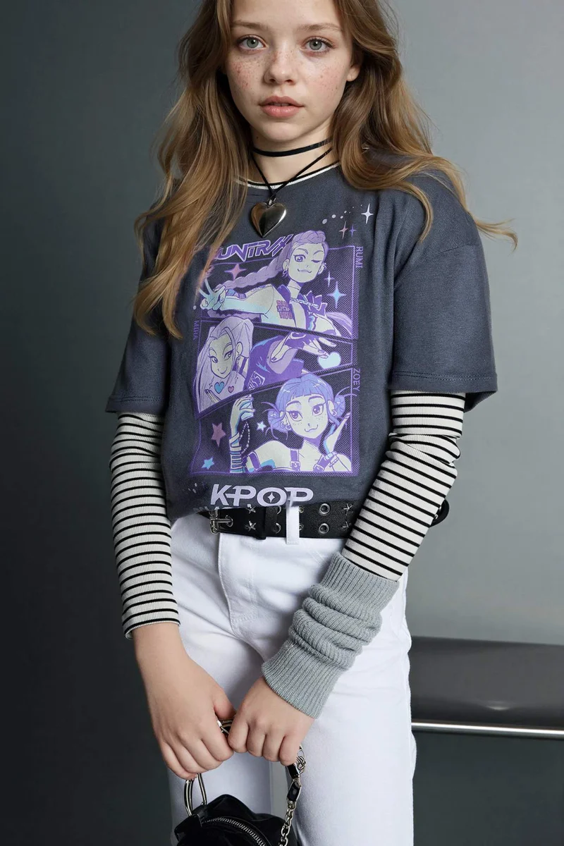 ديفاكتو Girl Kpop - Demon Hunters Relax Fit T-Shirt