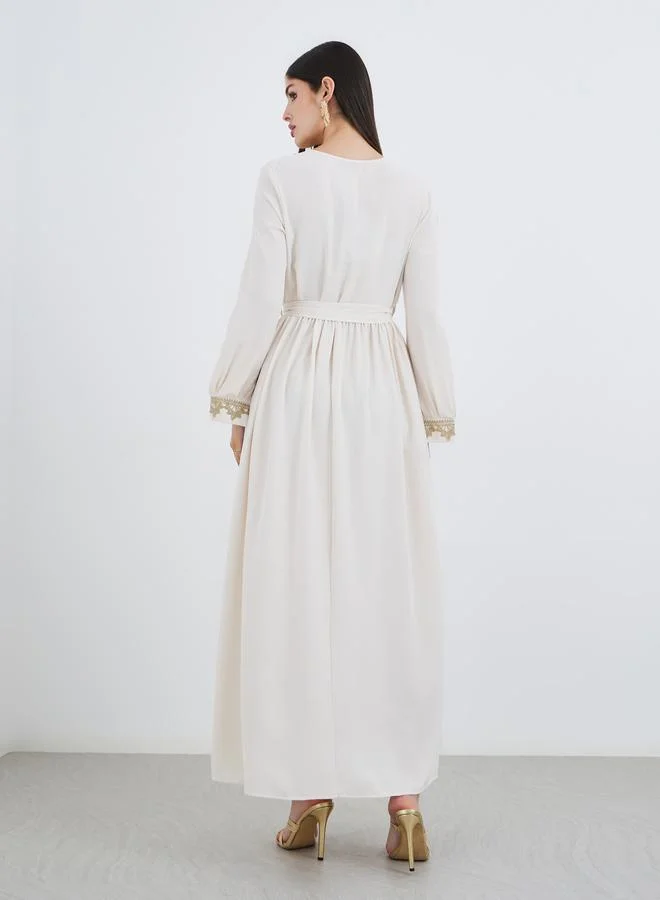 أميرة جلابية بتفاصيل دانتيل مع حزام