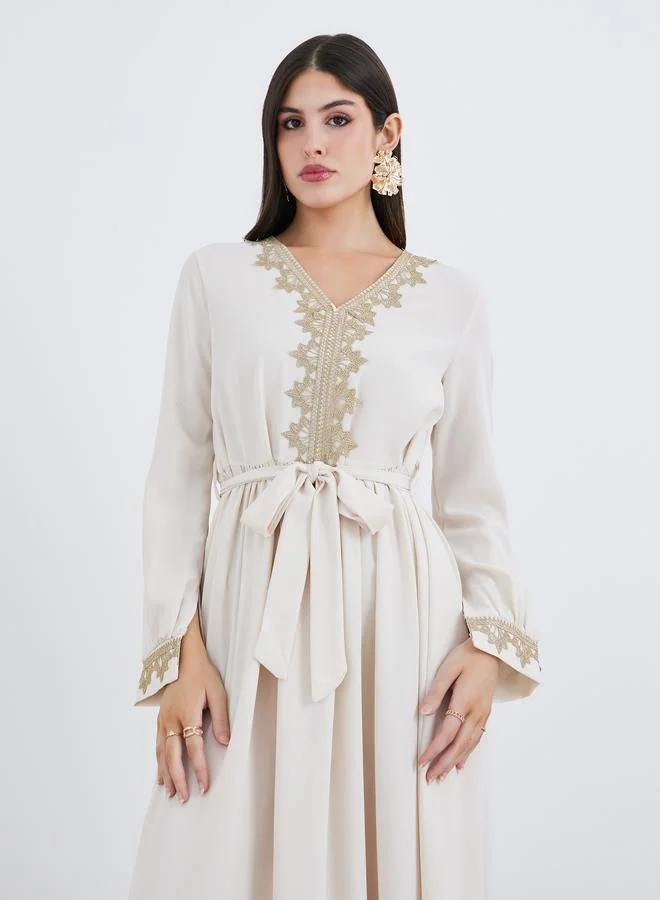 أميرة جلابية بتفاصيل دانتيل مع حزام