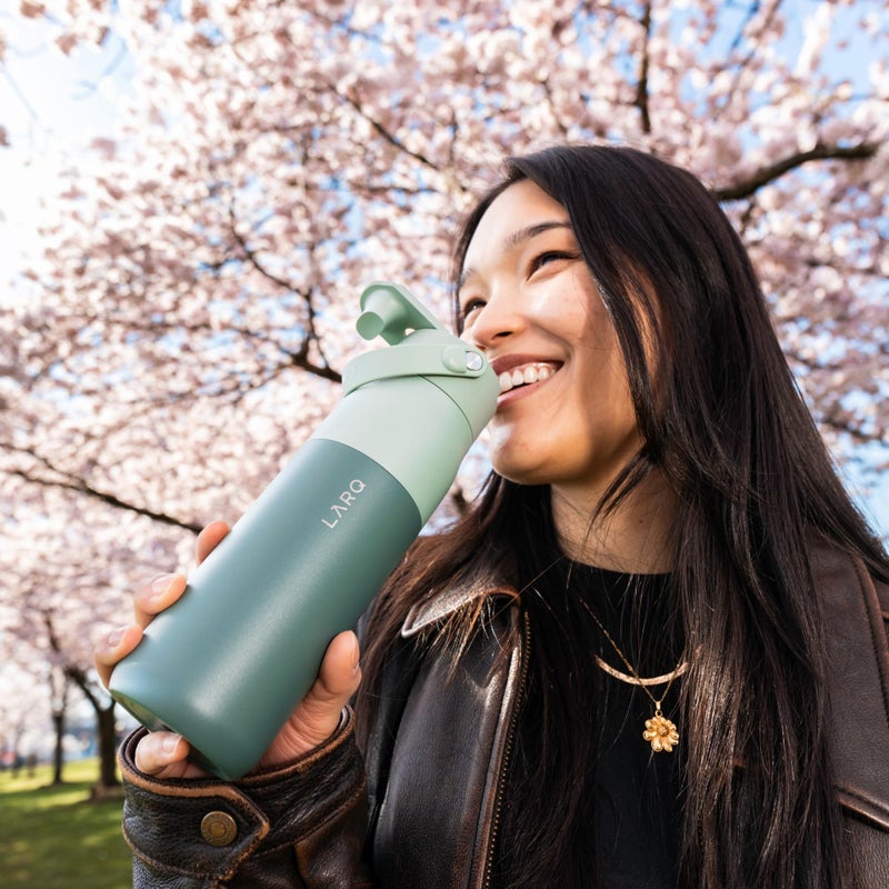 LARQ زجاجة LARQ سوغ توب 34 أونصة - زجاجة ماء معزولة من الفولاذ المقاوم للصدأ مع مقبض سيليكون مدمج | ترموس، خالية من BPA | زجاجة ماء قابلة لإعادة الاستخدام للرياضة، الصالة الرياضية، والسفر، باللون الأخضر الأوكالبتوس - Image 5