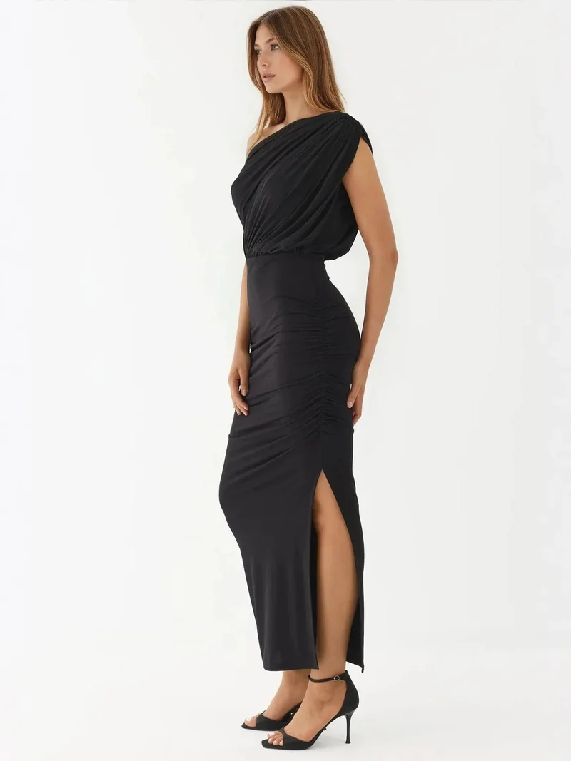 زوبعة فستان ميدي ملفوف بياقة غير متماثلة بتفاصيل فتحة ومرونة