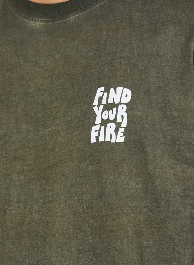 ستايلي تيشيرت بطبعة "Find Your Fire" وغسيل حمضي بقصة واسعة