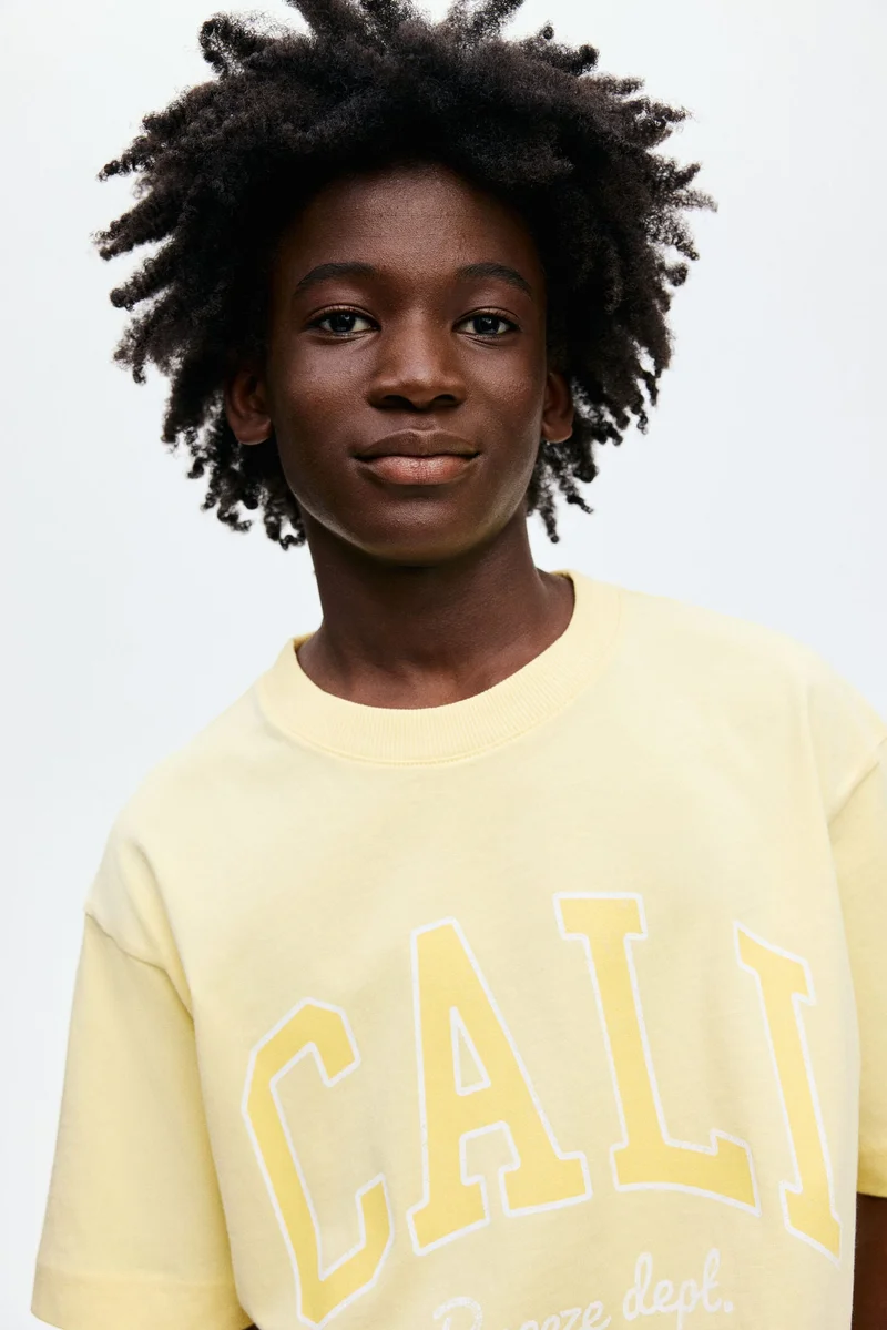 اتش اند ام تي-شيرت قطني مزين بطبعات