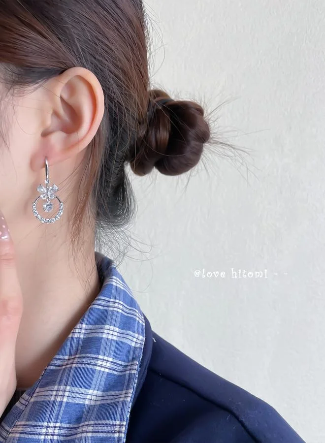 تايك تو أقراط دائرية مزينة بفراشة