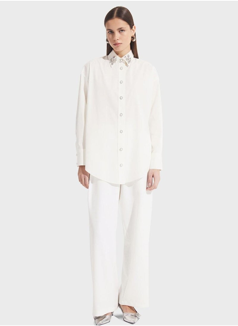 جون قميص بياقة مزخرفة وأزرار سفلية - Image 1