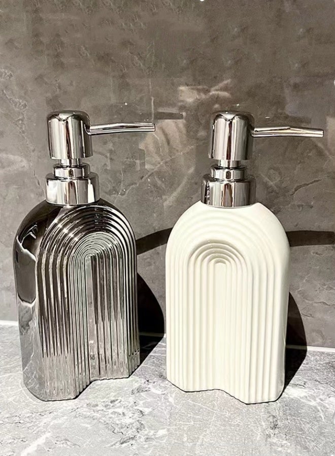 كوتيس موزع صابون سيراميكي مكون من قطعتين، موزع لوشن، موزع سائل من النوع المضغوط، مناسب لأسطح الحمام والمطبخ وغرفة الغسيل، أبيض/فضي، 8×18.5 سم - Image 2