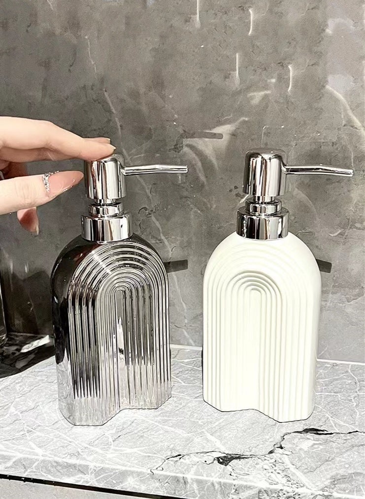 كوتيس موزع صابون سيراميكي مكون من قطعتين، موزع لوشن، موزع سائل من النوع المضغوط، مناسب لأسطح الحمام والمطبخ وغرفة الغسيل، أبيض/فضي، 8×18.5 سم - Image 1