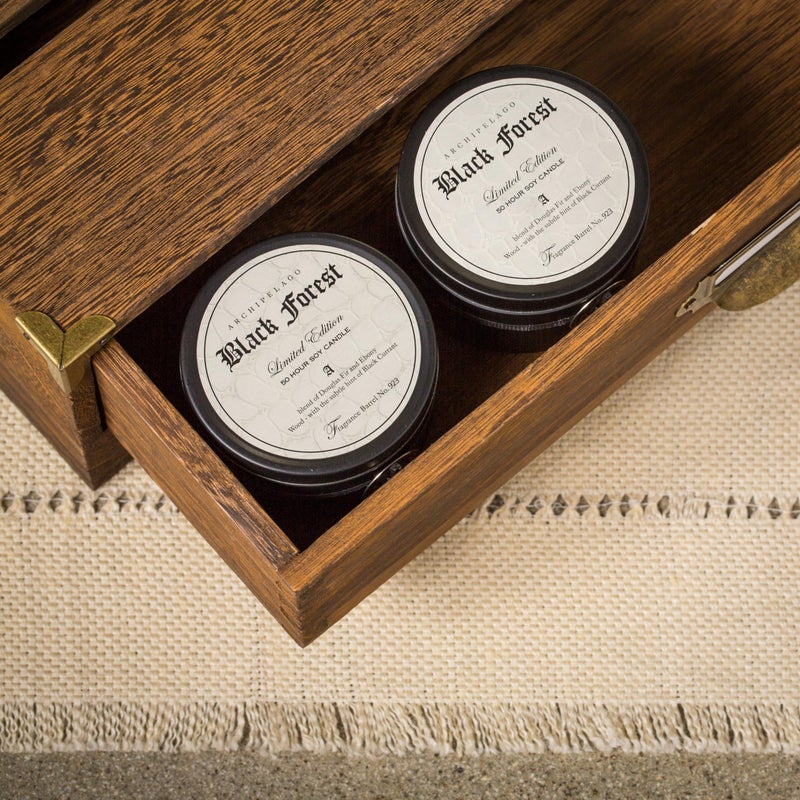 Archipelago Botanicals شمعة السفر من أرخبيل بوتانيكالز، غابة سوداء، خشب إيبوني داكن، رائحة دوغلاس فير والتوت الأسود، فتيل شمعة خالي من الرصاص، تحترق لمدة تقارب 30 ساعة (5.7 أونصة) - Image 3