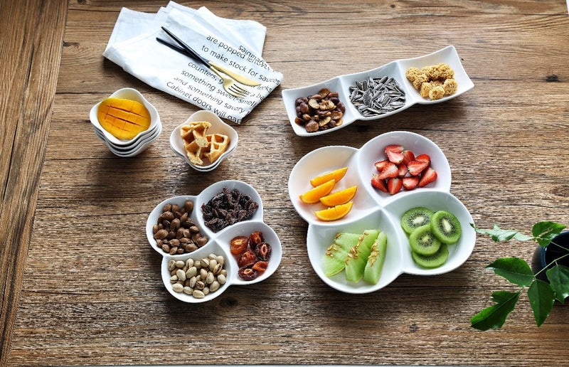 دوف طقم عشاء مقسم من البورسلان مكون من 9 قطع أبيض، يشمل: طبق مربع مقسم إلى 4 أقسام مقاس 10 بوصة, طبق مربع مقسم إلى 4 أقسام مقاس 7.5 بوصة, طبق مستطيل مقسم إلى 3 أقسام مقاس 12.75 بوصة, 6 أوعية مربعة مقاس 3.5 بوصة