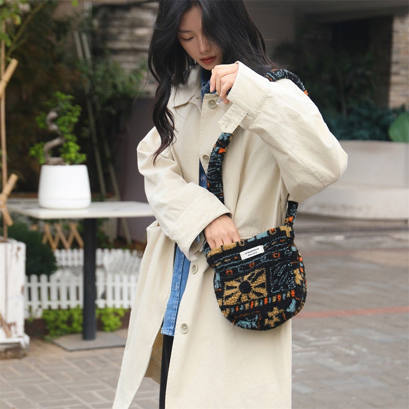 New Korean Style Dongdaemun Plush Shoulder Bag Women'S Lamb Wool Stylish Woolen Fashionable Casual Large Capacity Crossbody Bag - Image 5