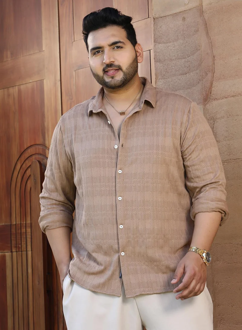 انستافاب بلس قميص رجالي بني فستقي من إنستافاب بلس بياقة ممتدة وأكمام طويلة بأزرار للمقاسات الكبيرة