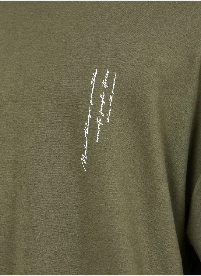 ستايلي Minimal Slogan Print Mock Neck Interlock Boxy Fit T-shirt