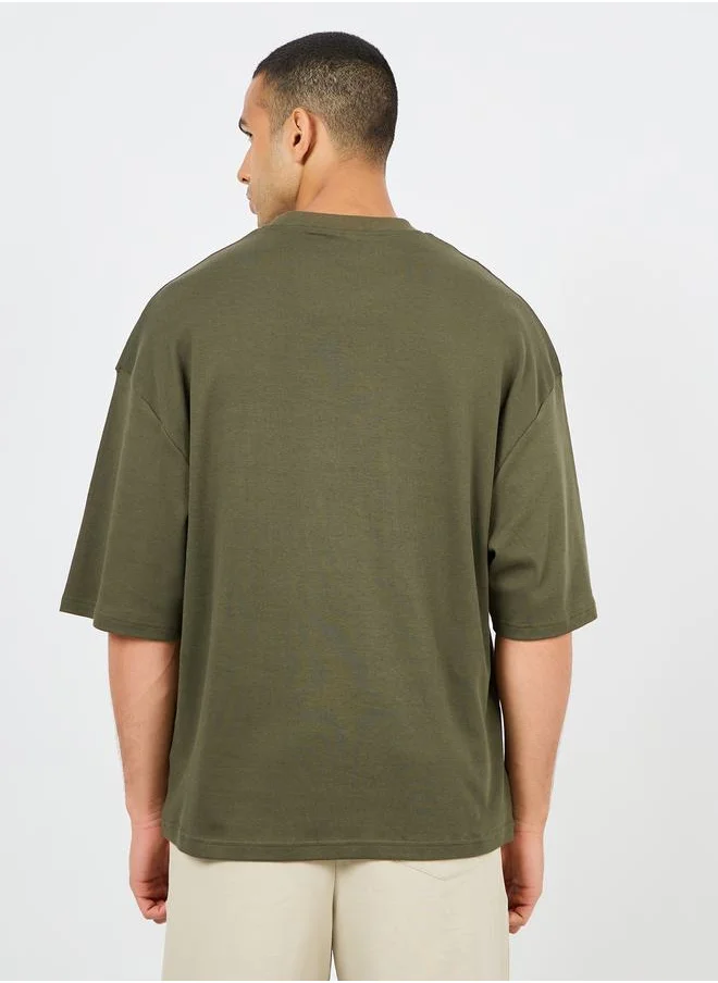 ستايلي Minimal Slogan Print Mock Neck Interlock Boxy Fit T-shirt