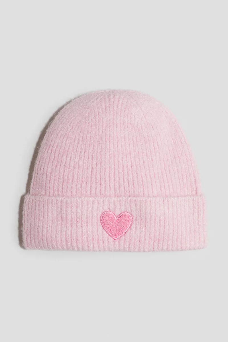 اتش اند ام قبعة مزيّنة بطبعة