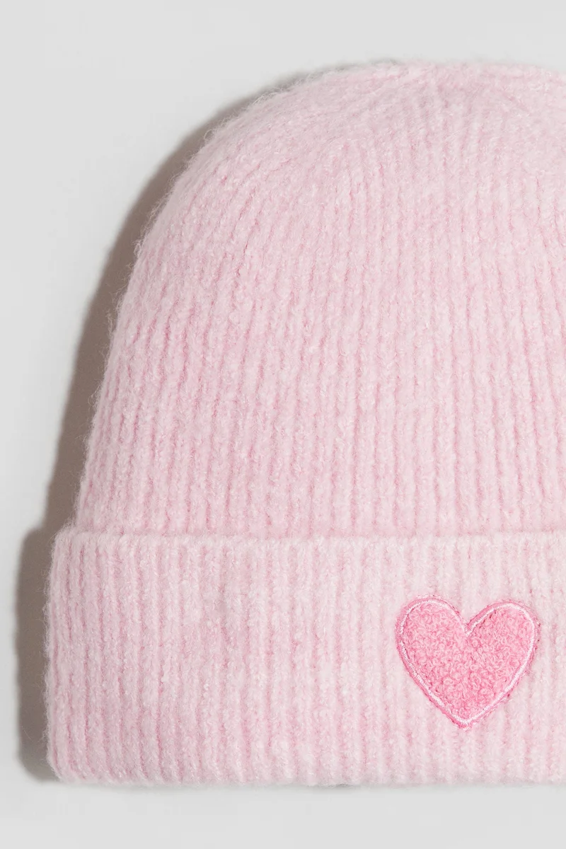 اتش اند ام قبعة مزيّنة بطبعة