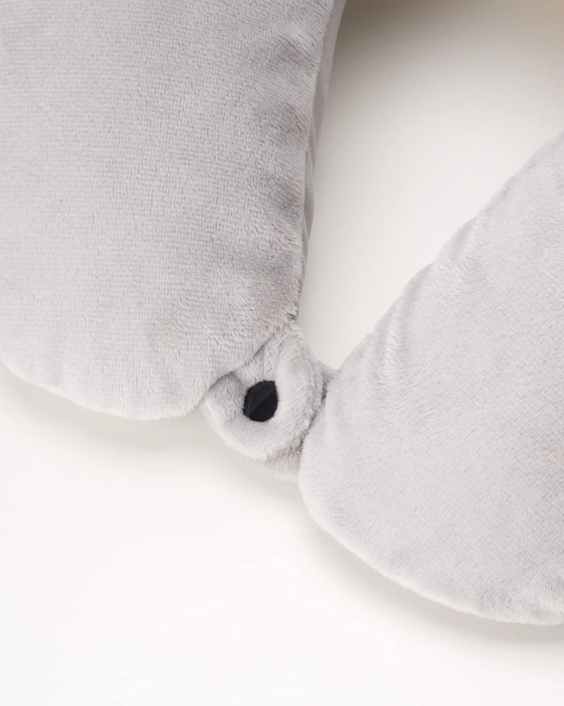 Brookstone وسادة سفر خفيفة الوزن ورقيقة للرقبة والرأس مع جيب للهاتف أو سماعات الرأس، رمادي - Image 3