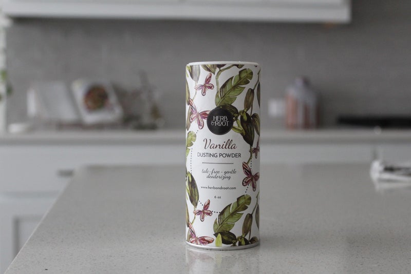 Herb & Root بودرة التلك الفانيليا الخالية من التلك المصنوعة من عشبة السهم والشوفان المهدئ والزنك والمغنيسيوم. خالية من صودا الخبز. للتهيج وإزالة الروائح الكريهة والتعرق - Image 4