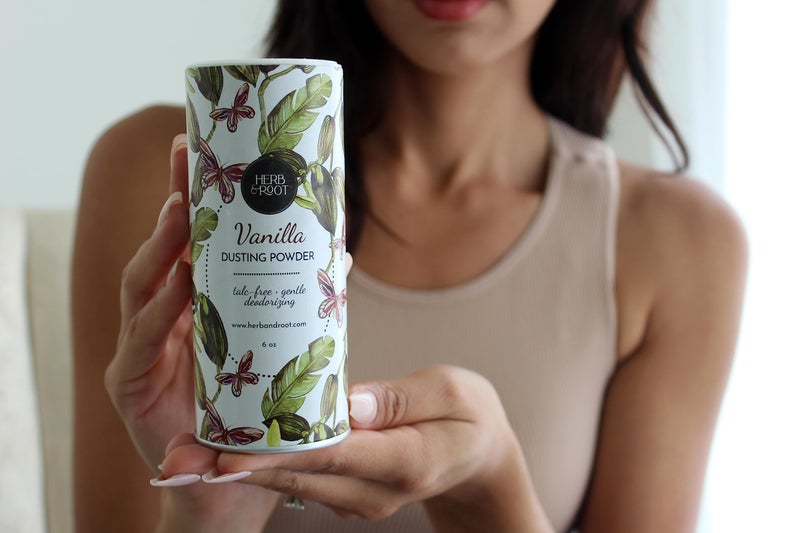 Herb & Root بودرة التلك الفانيليا الخالية من التلك المصنوعة من عشبة السهم والشوفان المهدئ والزنك والمغنيسيوم. خالية من صودا الخبز. للتهيج وإزالة الروائح الكريهة والتعرق - Image 3