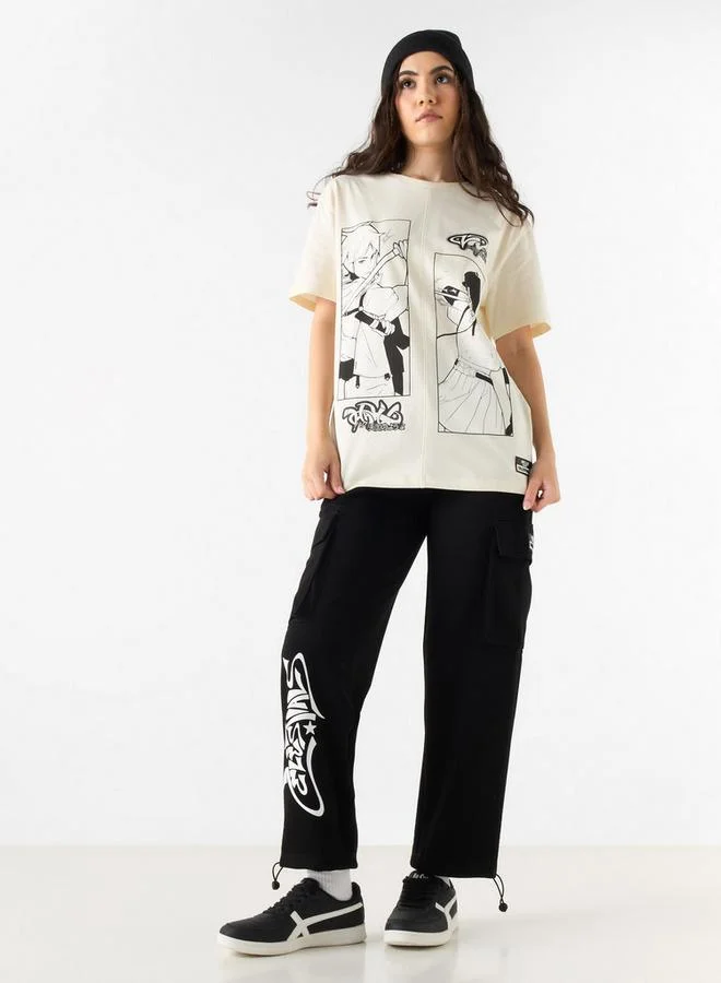 اس بي كاركترز تيشيرت بياقة ضيقة وأكمام قصيرة وطبعات