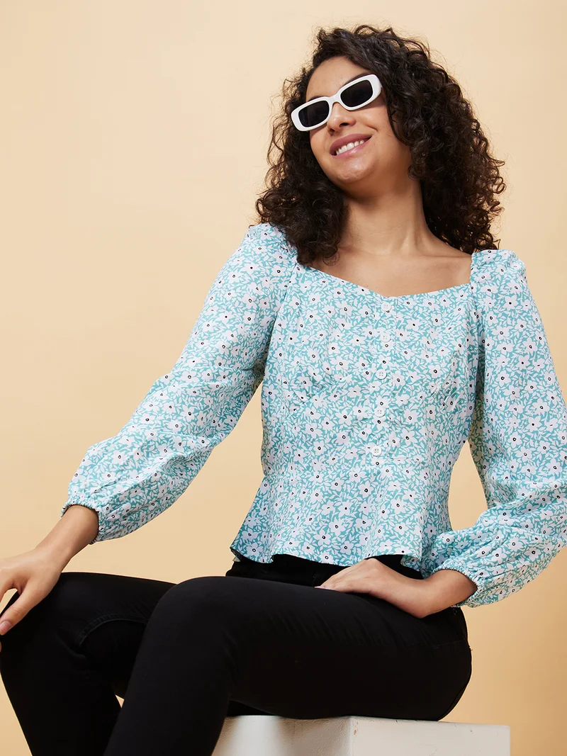 جلو باص بلوزة نسائية خضراء بطبعة زهور بياقة قلب وتفاصيل مجمعة