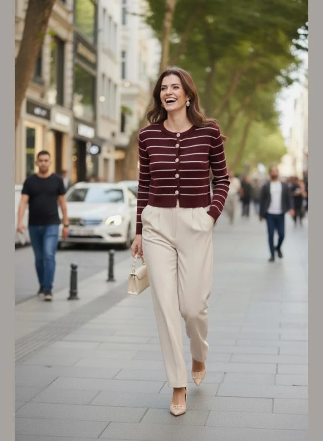 ليلا كارديجان نسائي محبوك قصير بقصة قياسية مخططة بنسيج ناعم