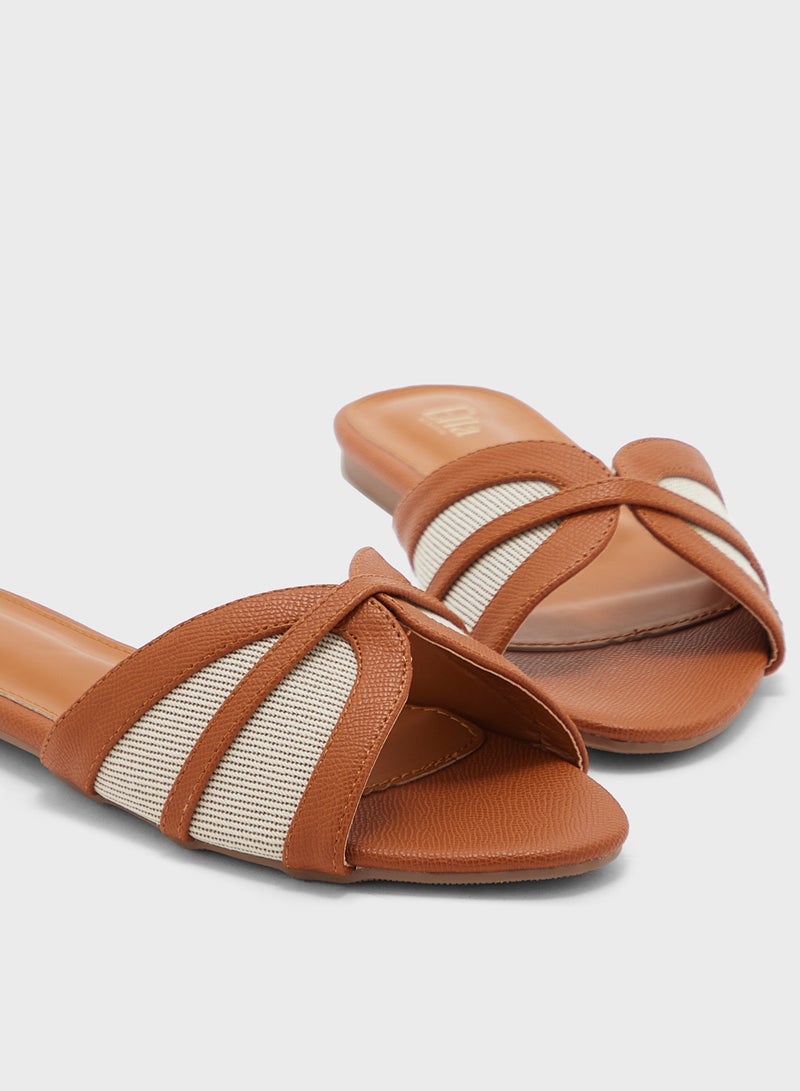 ايلا صندل مسطح بألوان متضاربة - Image 4