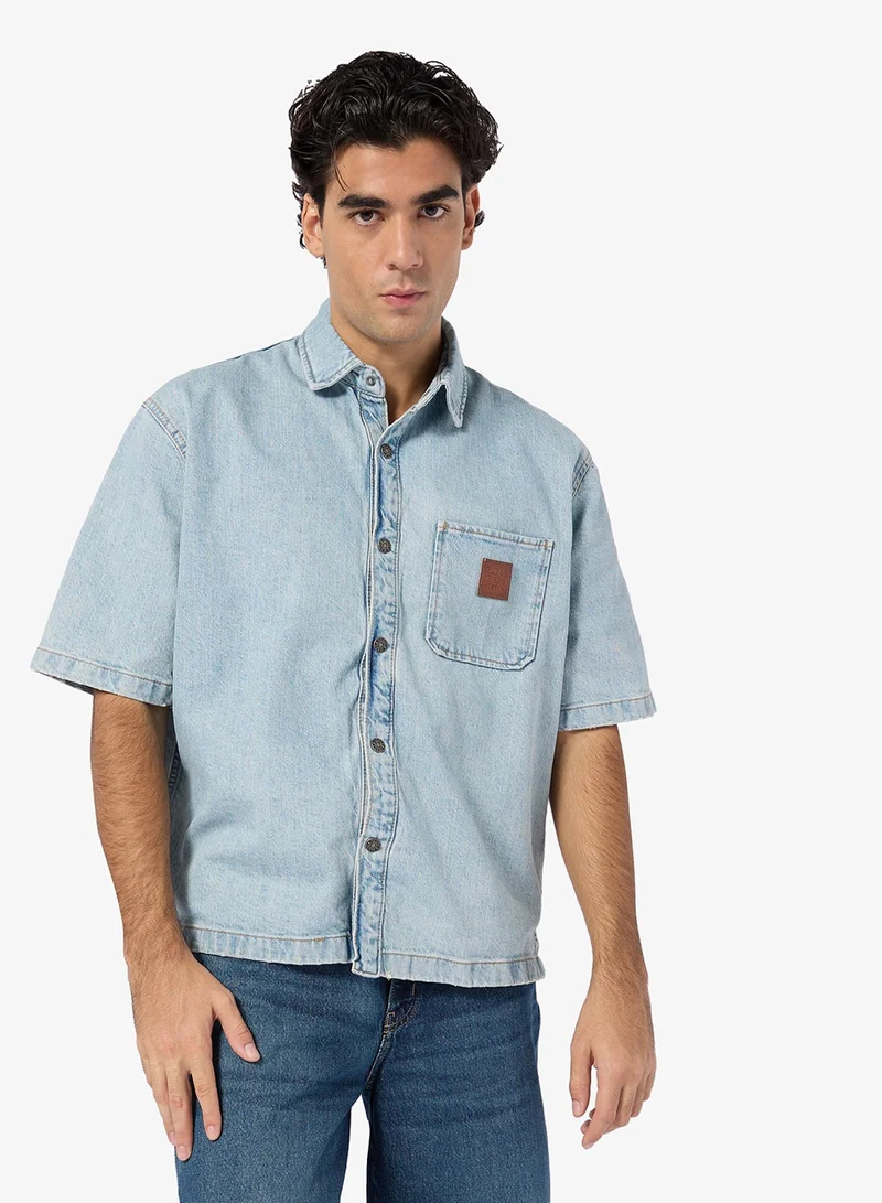 جس قميص قصير بأكمام قصيرة مقاس كبير