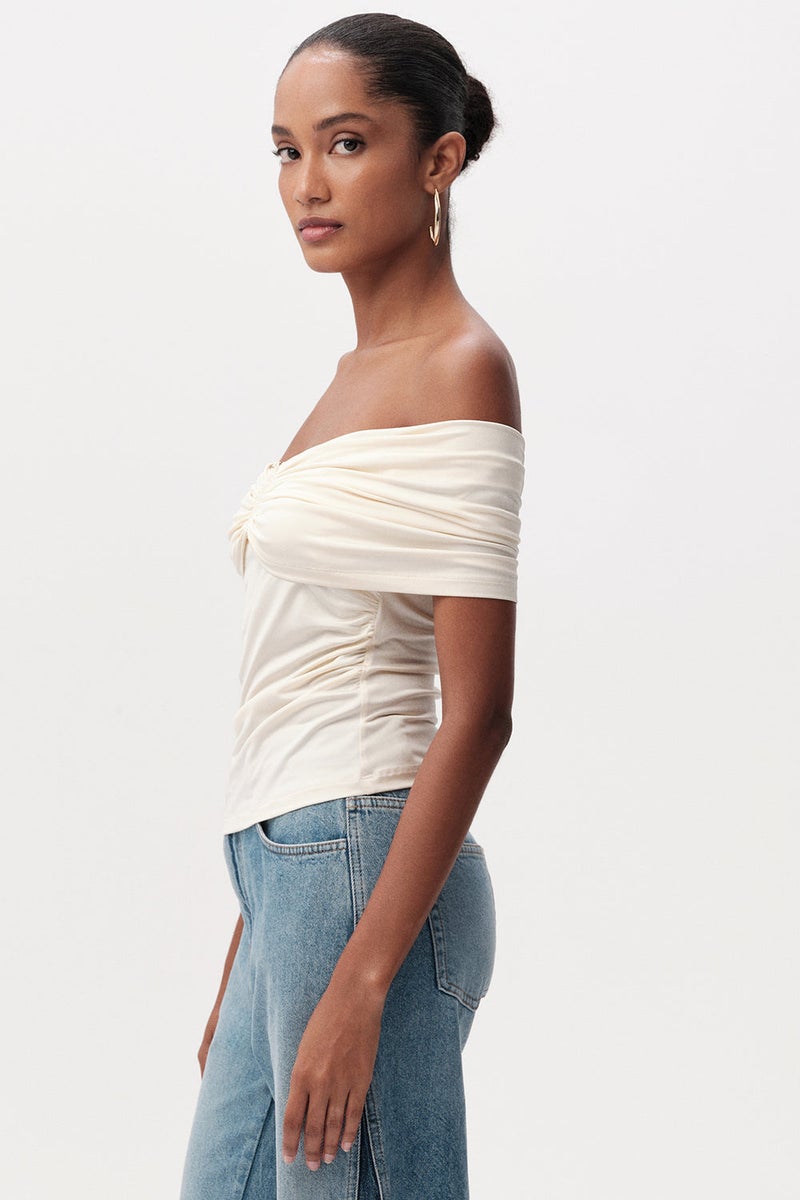 EXQUISE Off-the-shoulder slim-fit knitted cream blouse with metal buckle. - Image 5
