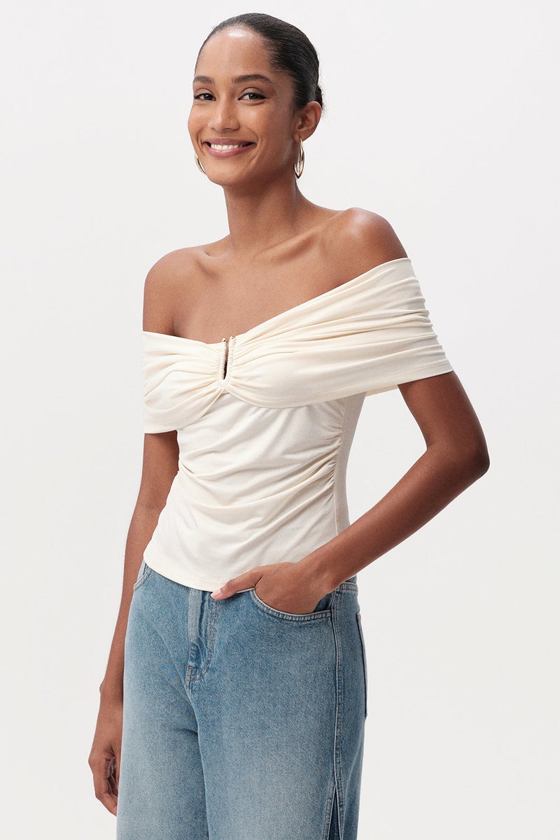 EXQUISE Off-the-shoulder slim-fit knitted cream blouse with metal buckle. - Image 3