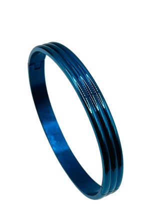 Elevate your accessory collection with this striking Triple Groove Metallic Blue Bangle Bracelet. Crafted from premium stainless steel, this modern piece features an eye-catching design with three parallel grooves that create a sophisticated dimensional effect. The stunning metallic blue finish adds a contemporary touch while maintaining a timeless appeal. The bangle's smooth, seamless construction ensures comfortable all-day wear, while its durable stainless steel composition offers excellent resistance to tarnishing and wear. Perfect for both casual and formal occasions, this bracelet can be worn alone as a statement piece or stacked with other bangles for a more dramatic look. The sleek design and premium craftsmanship make it an ideal choice for those who appreciate modern, minimalist aesthetics. Its versatile style complements any outfit, from business attire to evening wear, making it a valuable addition to your jewellery collection. - pzsku/Z315F593672A33A5D47CDZ/45/1750499432/fcb9180c-b2f5-4d79-b383-0d56127ae4c3