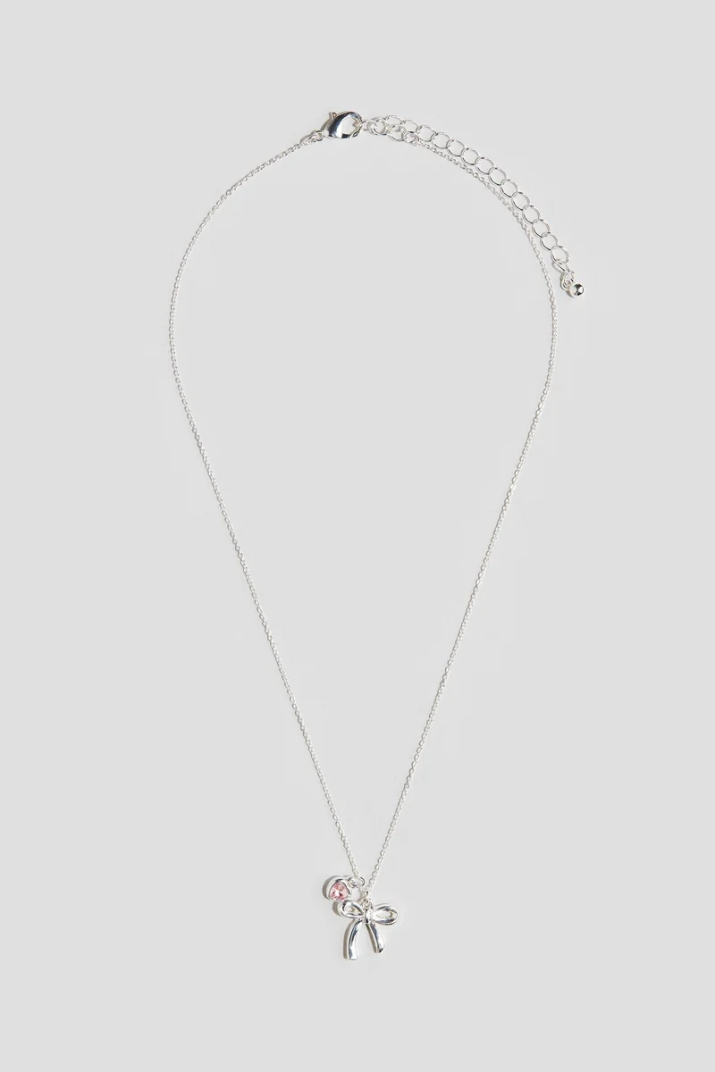 اتش اند ام قلادة مزيّنة بحلية