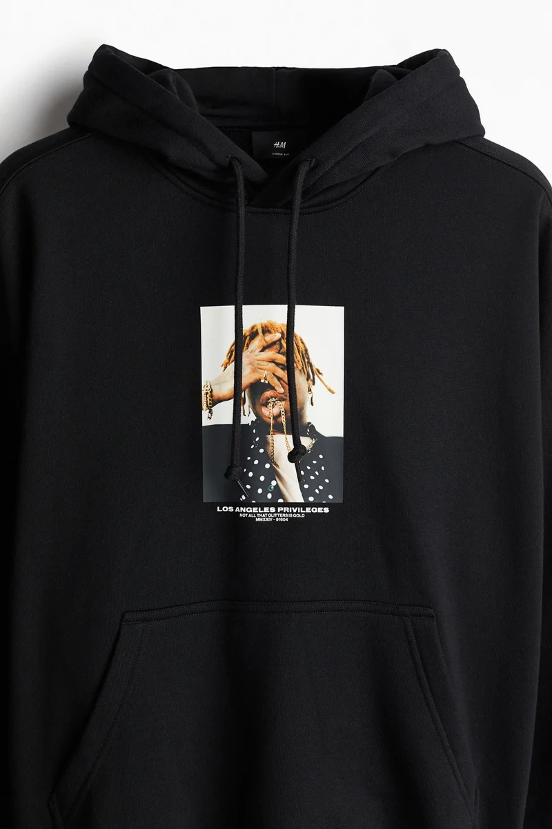 اتش اند ام هودي بقصّة واسعة مزينة بطبعة