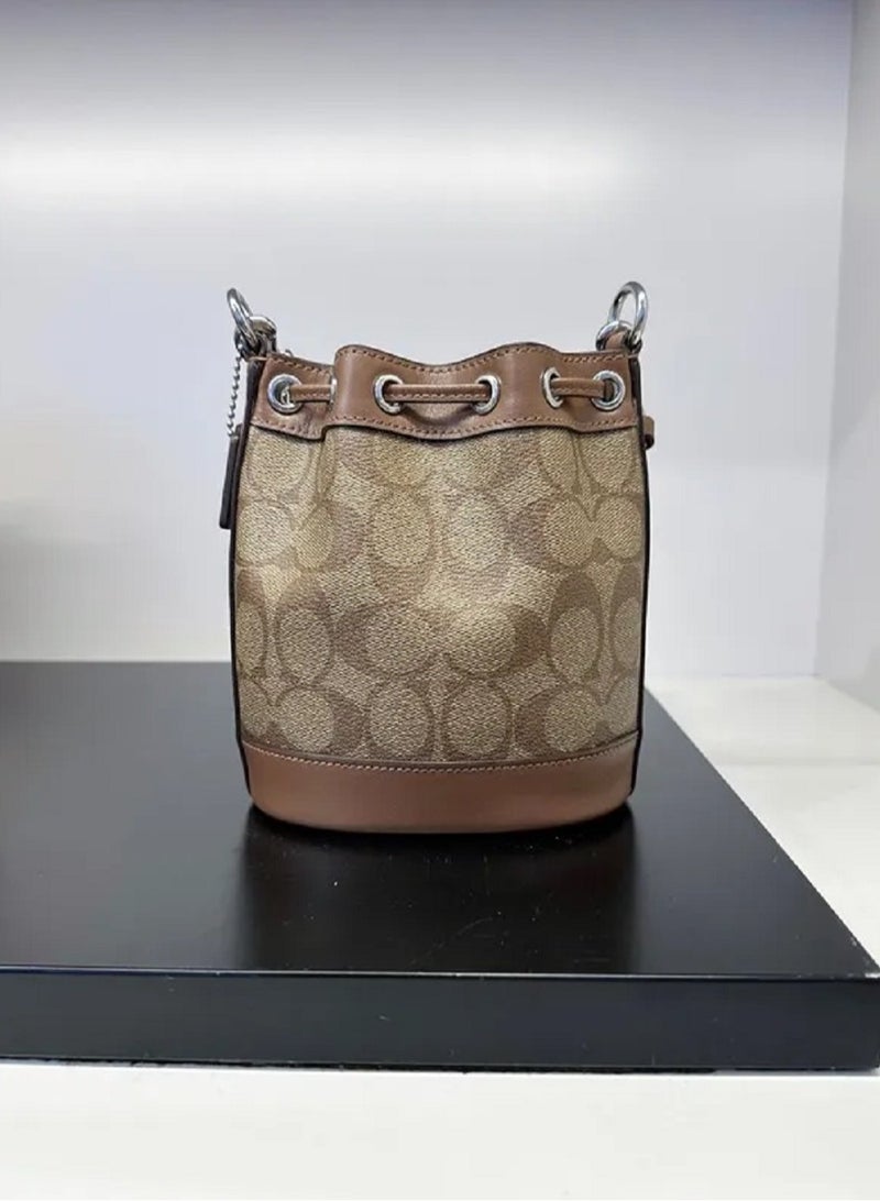 كوتش اوت ليت حقيبة دلو صغيرة من قماش Coach Signature - Image 2