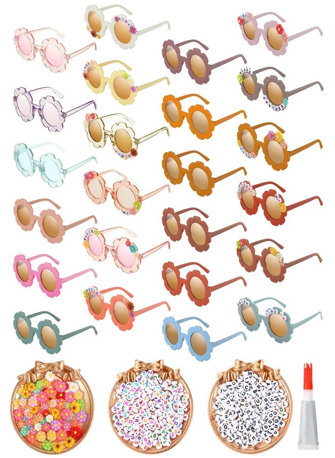 سندير نظارات شمسية دائرية مزينة بالزهور من سندير، ٢٤ زوجًا، للأطفال، بتصميم بوهيمي أنيق، تتضمن ١٠٠ قطعة من خرزات على شكل زهرة الأقحوان، و٤١٦ خرزة على شكل حروف، وغراء، هدية مثالية لحفلات البنات. - Image 1