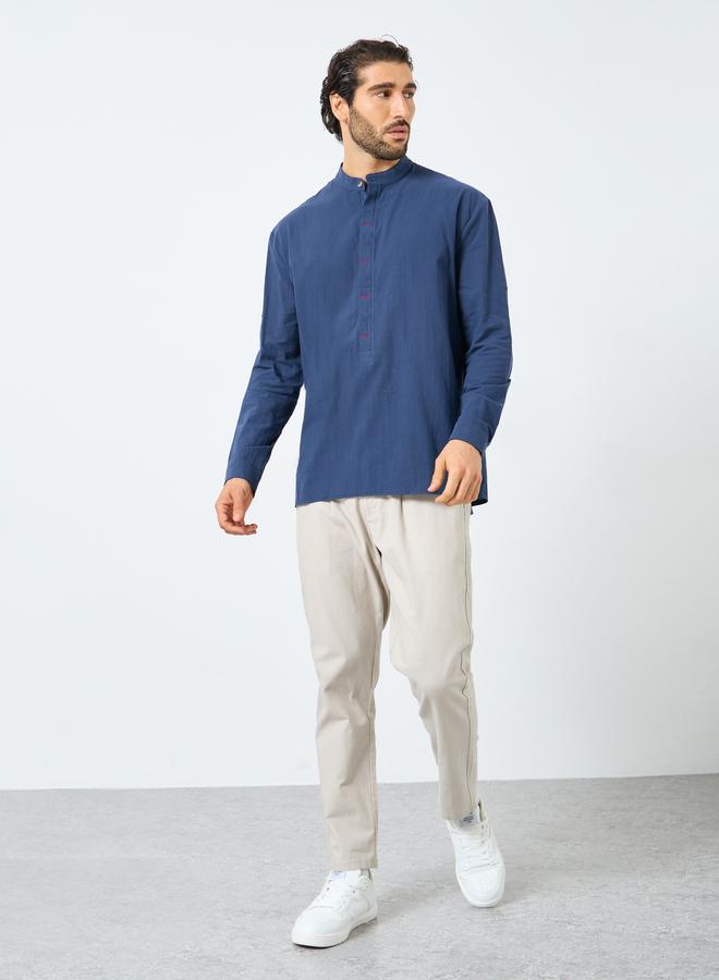 ستايلي قميص رجالي بياقة ماندرين وفتحة نصفية بقصة عادية - Image 2