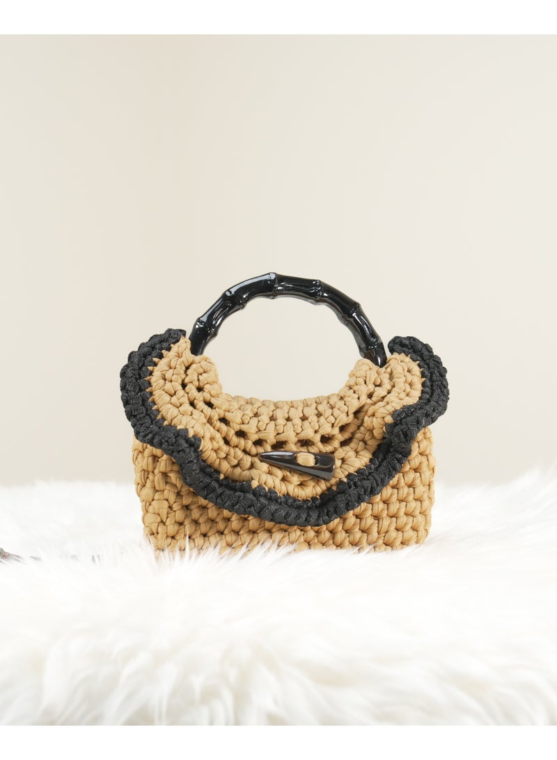 رند ساك حقيبة كروشيه تان وسوداء مع تصميم مطوي ومقبض خيزران - Image 1