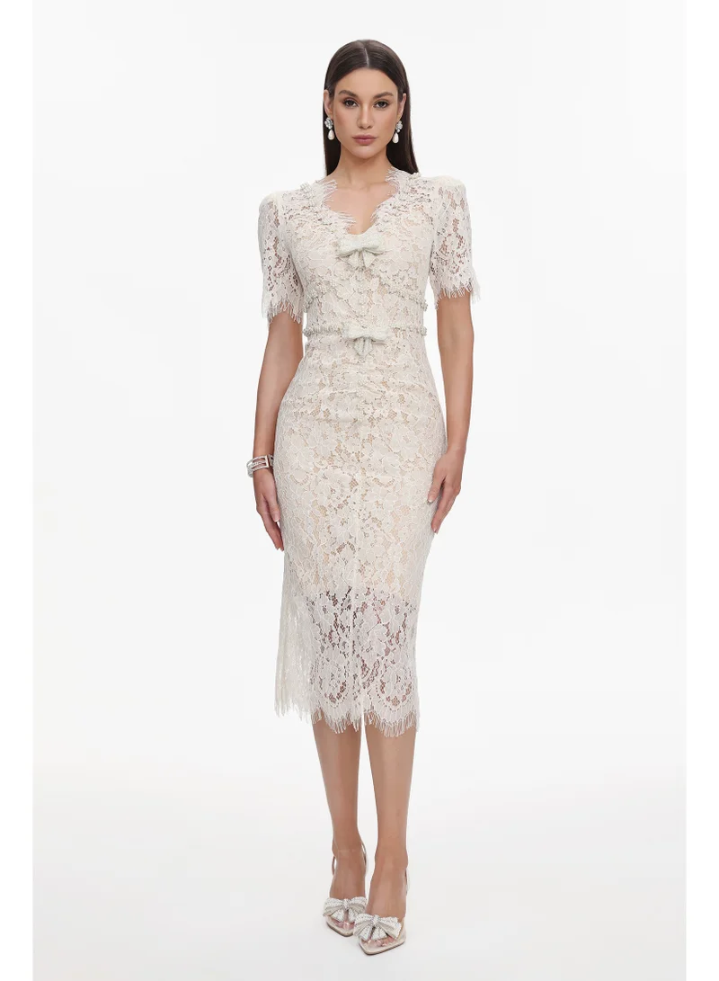 بيلا بارنيت فستان ميسي ميدي بياقة على شكل حرف  وأكمام قصيرة وزخرفة دانتيل بفيونكة