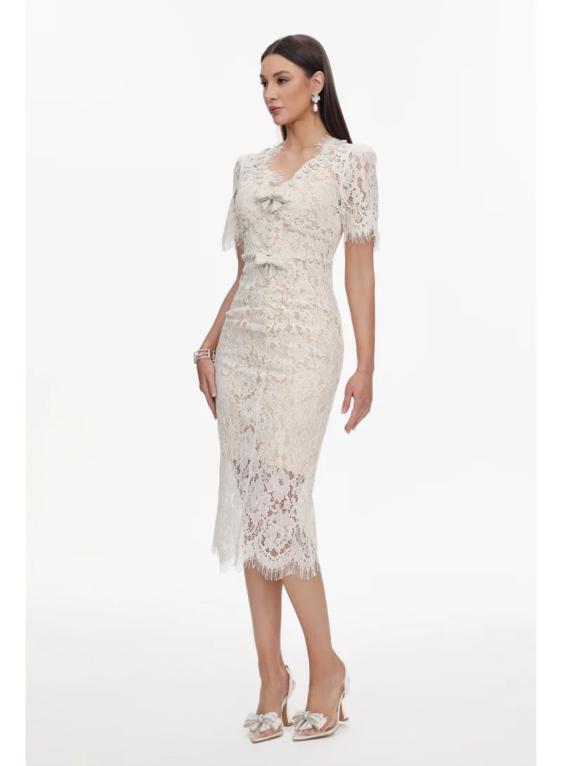 بيلا بارنيت فستان ميسي ميدي بياقة على شكل حرف  وأكمام قصيرة وزخرفة دانتيل بفيونكة