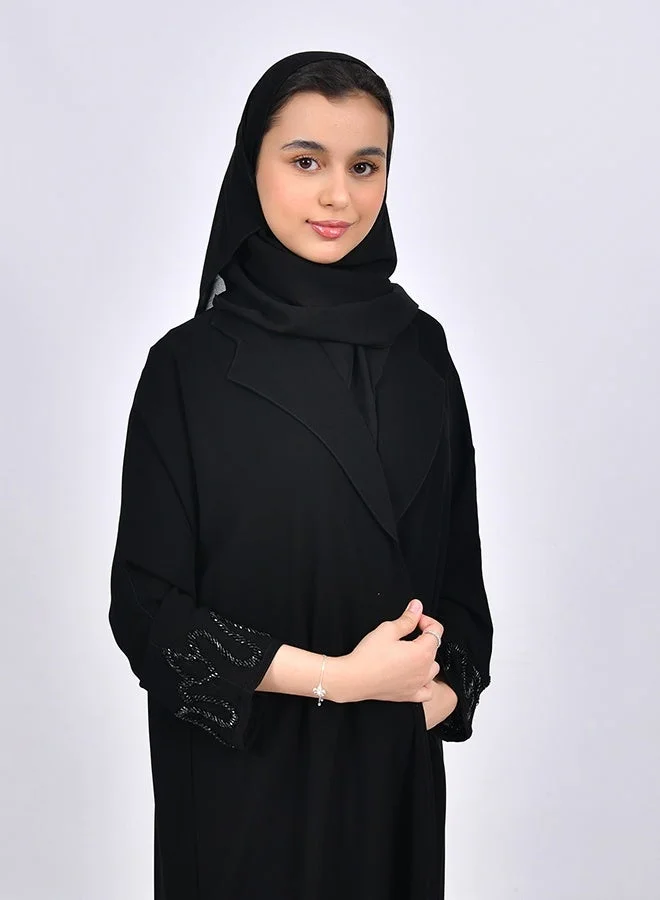 HAWRAA ABAYA Girls’ abaya with a formal collar, featuring embellishments on the sleeves