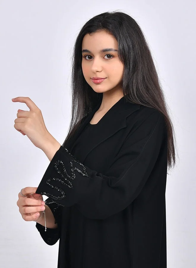 HAWRAA ABAYA Girls’ abaya with a formal collar, featuring embellishments on the sleeves