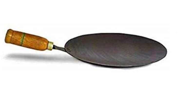 RJ kitchenware Store مخزن أدوات المطبخ RJ طاسة روتي حديدية بمقبض خشبي طاسة روتي أصلية مصنوعة يدويًا من الحديد لوح حديدي طاسة روتي تشاباتي بمقبض خشبي صانع روتي طاسة ديسي مجموعة من 1 - Image 1