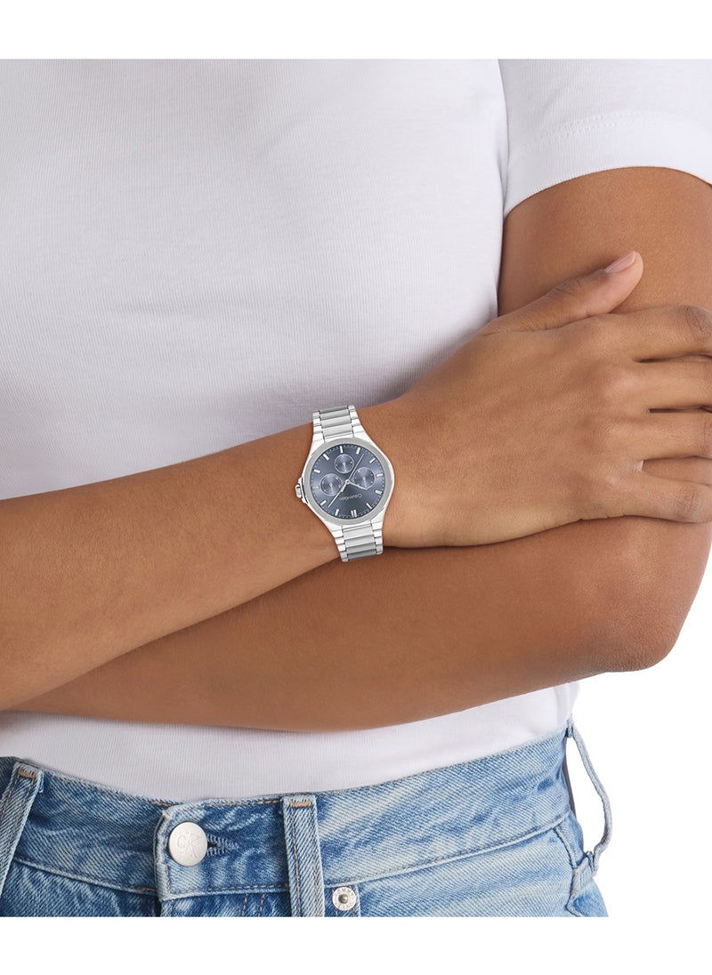 CALVIN KLEIN ساعة كالفن كلاين المستديرة التناظرية للسيدات بعلبة زرقاء - 25100051  - Image 3