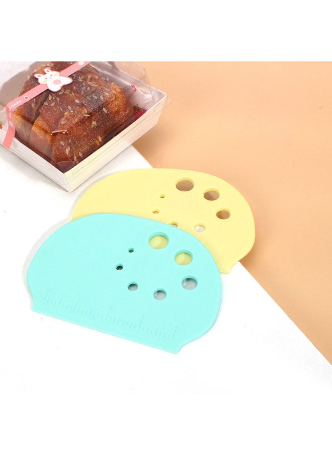 Generic - Thickened PP Semicircle Flour Cutter With Scale Dough Cutter Vegetable Leaf Stripper Cake Cream Scraper-颜色:新款创意刮板-奶白色 - Image 1