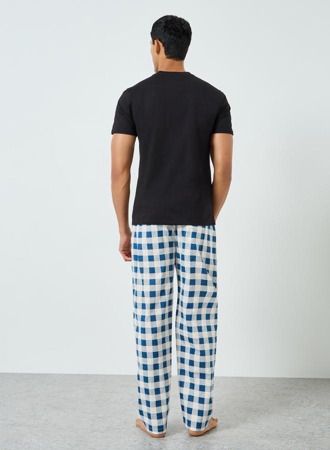 ستايلي طقم بيجاما رجالي تيشيرت أسود مطبوع وبنطلون كاروهات - Image 5